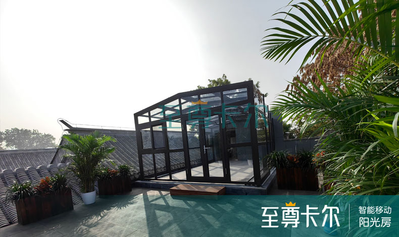 当炎炎夏日来临，阳光房往往成为家中的 “蒸笼”，让人望而却步。但其实，只要在设计与建造时运用一些巧妙的方法，就能打造出一个凉爽舒适的阳光房，让您尽情享受夏日的惬意时光。
